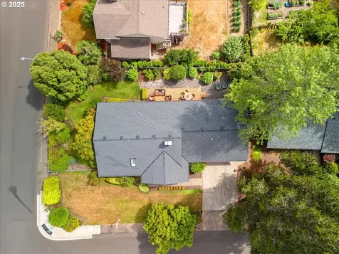 706 NW Queens Court Hillsboro OR 97124