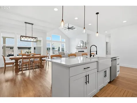 1474 Meadow Avenue Silverton OR 97381