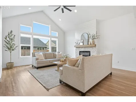 1474 Meadow Avenue Silverton OR 97381