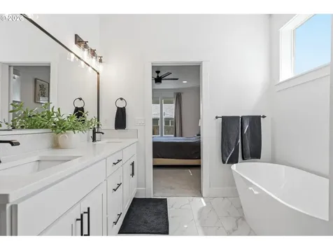 1474 Meadow Avenue Silverton OR 97381