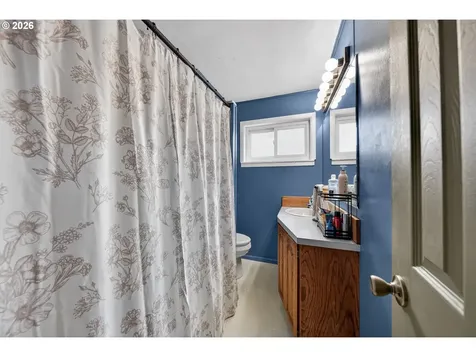 3058 NE Follett Street Roseburg OR 97470