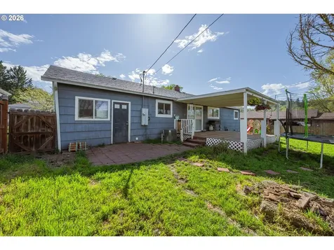 3058 NE Follett Street Roseburg OR 97470