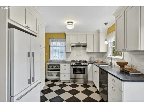 7737 SE 17th Avenue Portland OR 97202