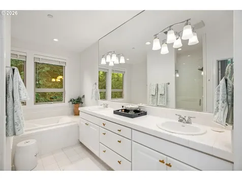 6437 SW Raleighwood Court Portland OR 97221