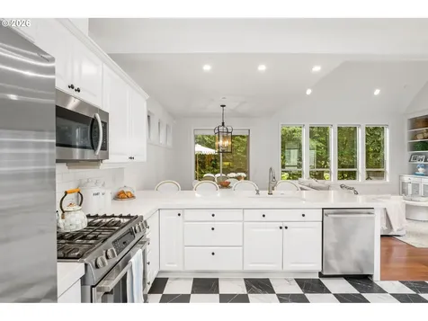 6437 SW Raleighwood Court Portland OR 97221