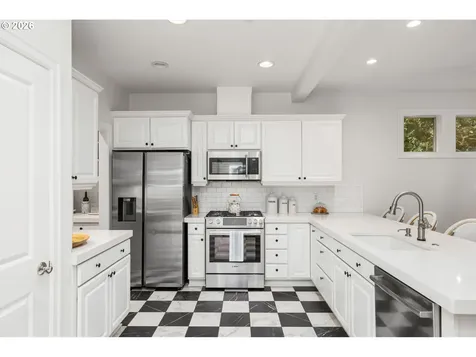6437 SW Raleighwood Court Portland OR 97221