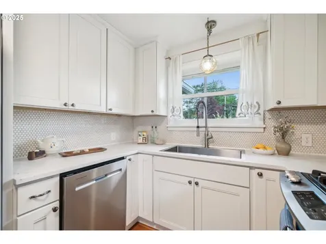 7120 NE 6th Avenue Portland OR 97211