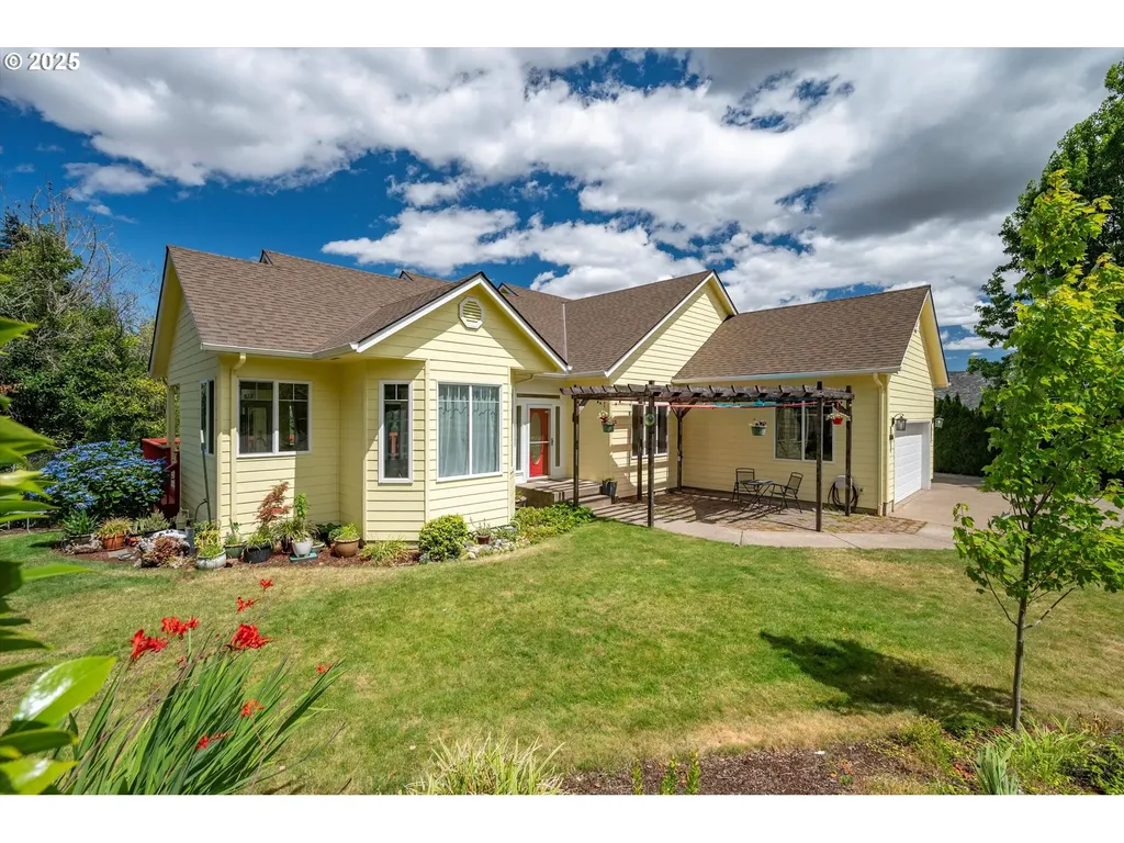 2436 SW Oakwood Court Dallas OR 97338
