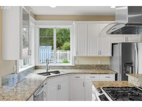 2436 SW Oakwood Court Dallas OR 97338
