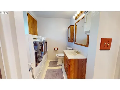 1671 T Street Springfield OR 97477