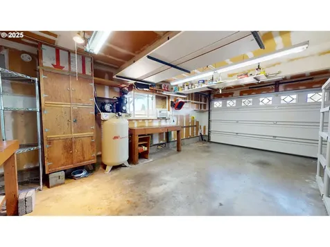 1671 T Street Springfield OR 97477