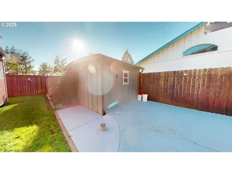 1671 T Street Springfield OR 97477