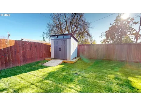 1671 T Street Springfield OR 97477