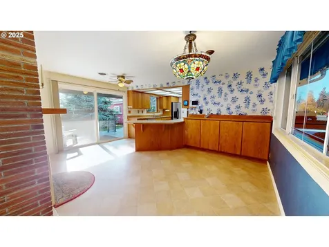 1671 T Street Springfield OR 97477