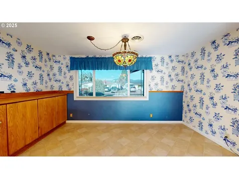 1671 T Street Springfield OR 97477