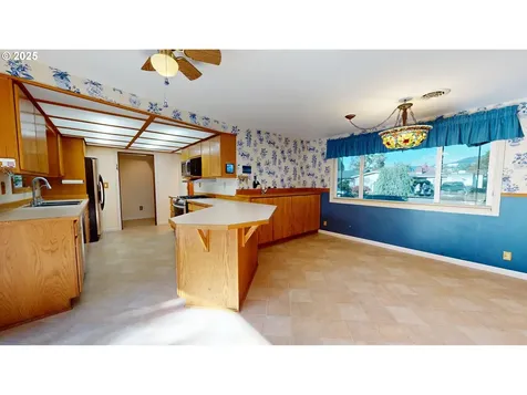 1671 T Street Springfield OR 97477