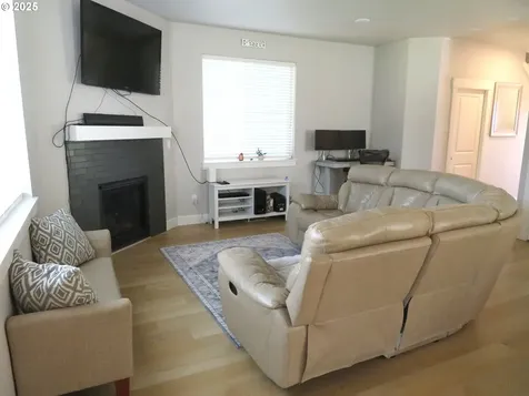 439 NW Garibaldi Street Hillsboro OR 97124