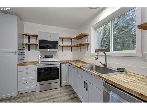 1205 S 6th Avenue Kelso WA 98626