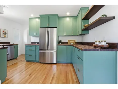 642 NE Holland Street Portland OR 97211