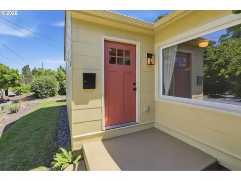 642 NE Holland Street Portland OR 97211