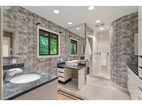 2820 SW Garden View Place Portland OR 97225