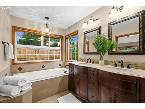 886 NE Creeksedge Drive Hillsboro OR 97124