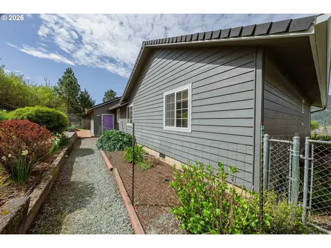 1074 Arburnia Street Myrtle Creek OR 97457