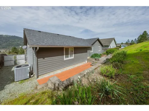 1074 Arburnia Street Myrtle Creek OR 97457