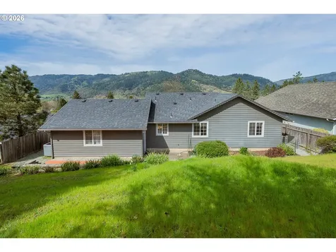 1074 Arburnia Street Myrtle Creek OR 97457