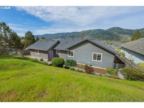 1074 Arburnia Street Myrtle Creek OR 97457