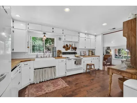 295 W Evans Creek Road Rogue River OR 97537