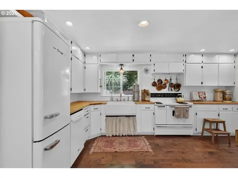 295 W Evans Creek Road Rogue River OR 97537