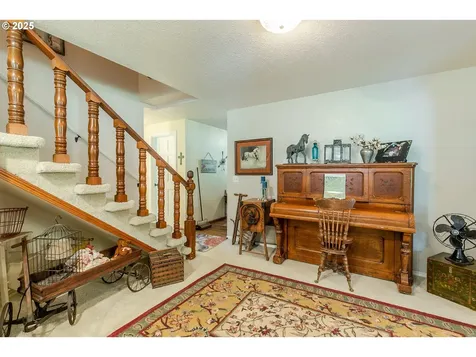 89120 Umanski Lane Veneta OR 97487