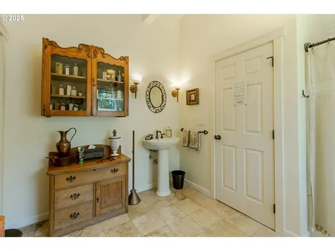 89120 Umanski Lane Veneta OR 97487