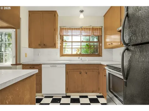 5253 E Burnside Street Portland OR 97215