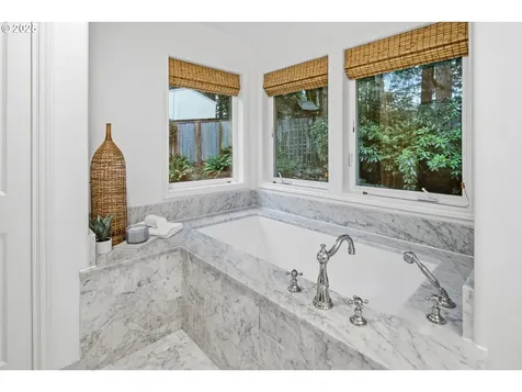 12723 Adrian Court Lake Oswego OR 97034
