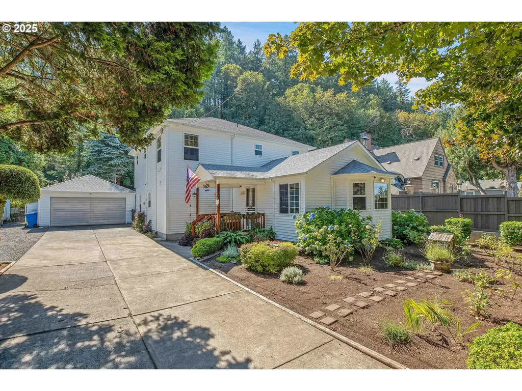 10724 SE Clinton Street Portland OR 97266