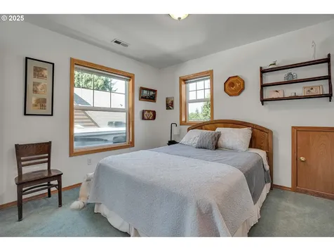 10724 SE Clinton Street Portland OR 97266