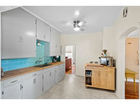 116 Cowing Street Silverton OR 97381