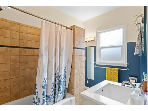 116 Cowing Street Silverton OR 97381