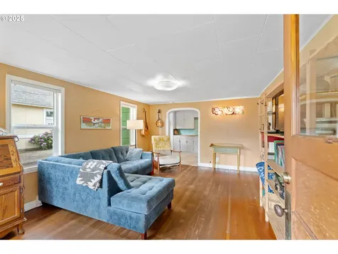 116 Cowing Street Silverton OR 97381