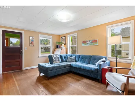 116 Cowing Street Silverton OR 97381
