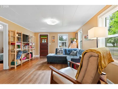 116 Cowing Street Silverton OR 97381