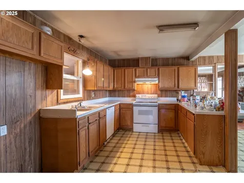 1235 NE Freemont Avenue Roseburg OR 97470