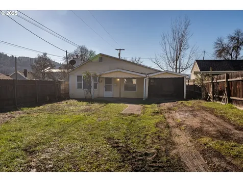 1235 NE Freemont Avenue Roseburg OR 97470