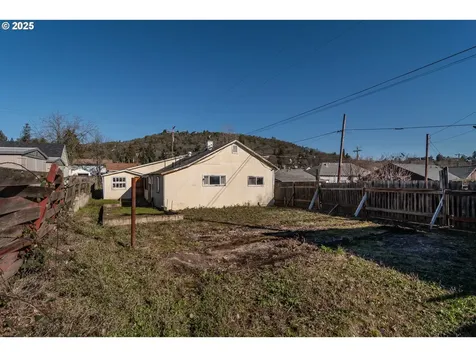 1235 NE Freemont Avenue Roseburg OR 97470