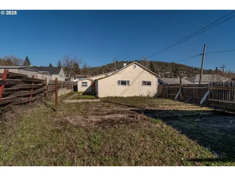 1235 NE Freemont Avenue Roseburg OR 97470
