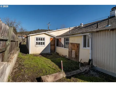 1235 NE Freemont Avenue Roseburg OR 97470