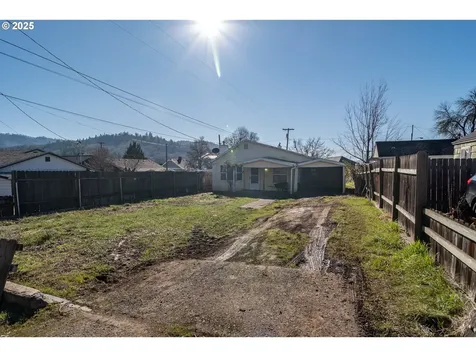 1235 NE Freemont Avenue Roseburg OR 97470