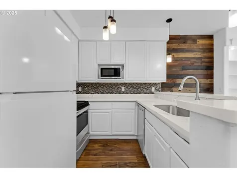 4815 SW 1st Avenue Portland OR 97239
